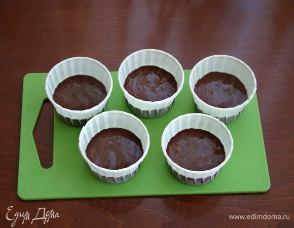 Или вот в такие бумажные формочки для капкейков (эту партию я пекла для другого десерта, о котором расскажу чуть позже). Выпекать в СВЧ-печи Panasonic NN-GD39HSZPE в режиме «Микроволны» при мощности 1000 Вт в течение 3,5–4 минут.