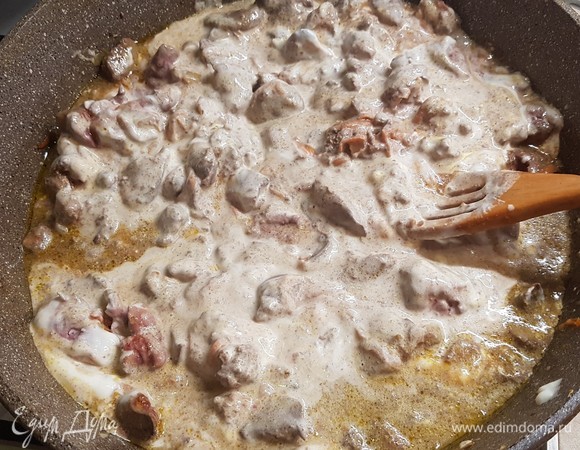 К печени добавить сметану, потушить 7 минут, посолить.