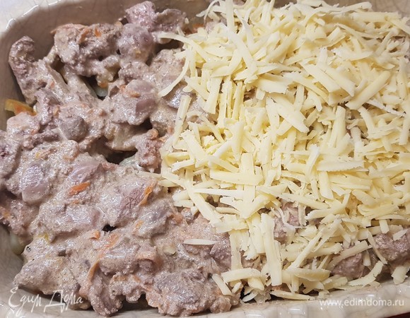 Сыр натереть на крупной терке. На дно формы для запекания выложить половину печени со сметаной. Далее выложить весь картофель и сверху накрыть оставшейся печенкой. Посыпать натертым сыром. Запекать в духовке 30 минут при температуре 180°C.