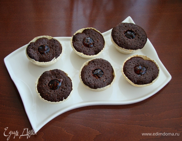 Капкейки остудить. По желанию их можно наполнить любой начинкой — кремом или джемом.