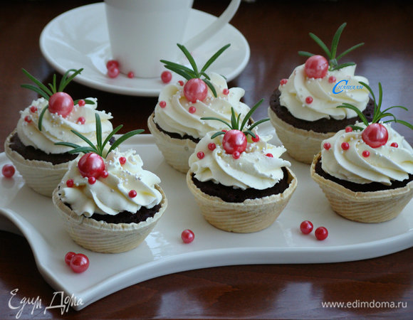 Для кремовой шапочки в миске взбить все ингредиенты сразу: сливочный сыр, сливки, сахарную пудру и щепотку ванилина. Переложить крем в кондитерский мешок с насадкой и отсадить шапочки. Все. Наши вкусные шоколадные капкейки готовы! Быстро, просто, вкусно!