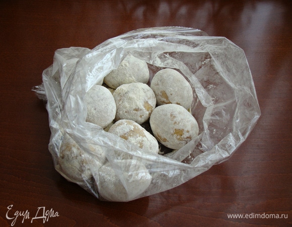 Картофель тщательно вымыть и, слегка обсушив бумажным полотенцем, поместить в пакет для запекания. Муку смешать с солью и всыпать в пакет с картофелем. Пакет завязать и встряхнуть, чтобы мучная смесь полностью покрыла картофель. Сделать несколько проколов в пакете для запекания. Я еще для подстраховки сделала по одному проколу в самой картошке.