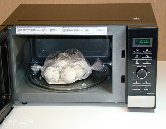 Поместить пакет с картофелем в СВЧ-печь Panasonic NN-GD39HSZPE и при полной мощности (1000 Вт) запекать картофель в режиме «Микроволны» в течение 7 минут.