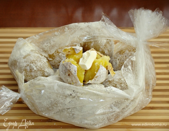 Буквально за считанные минуты вкусный и рассыпчатый картофель готов.