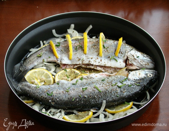 Теперь настала очередь форели. В емкость комплекта Steam Plus Pot вылить растительное масло. Сверху равномерно выложить нашинкованный репчатый лук и дольки лимона. Поверх лимонно-луковой подушки уложить форель, которую предварительно посыпать солью и специями для рыбы. Одну из них я решила приготовить с лимонными дольками, сделав для этого в рыбе надрезы и вложив дольки лимона. Сверху рыбу посыпать мелко нарезанным розмарином.