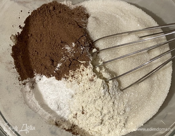 Соединить сухие ингредиенты: муку, какао-порошок, разрыхлитель, сахар, ванилин.