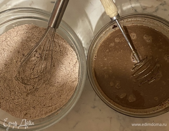 Добавить жидкие ингредиенты в сухие.