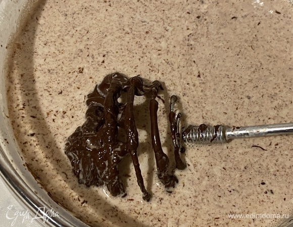 Кокосовое молоко нагреть, но не кипятить. Положить в горячее молоко кусочки шоколада и дать ему полностью расплавиться.