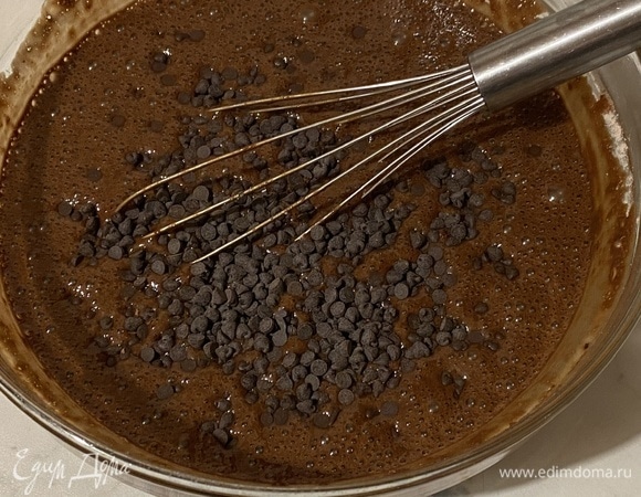 Добавить шоколадные капли либо рубленый шоколад и еще раз перемешать до однородности.