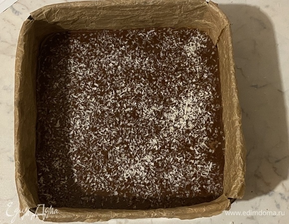 Сверху посыпать кокосовой стружкой. Выпекать 20 минут.