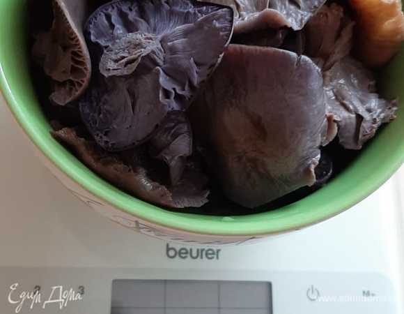 Берем грибы рядовки фиолетовые. Мы называем их «аватарки». У меня они отваренные и замороженные с осени.