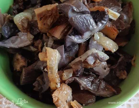 Грибы нарезаем и обжариваем, добавим любимые специи, перец, соль и, конечно, лук.