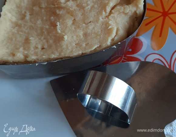 Блендером доводим до нужной консистенции и выкладываем постное гороховое пюре в формочку. Сверху — грибы.