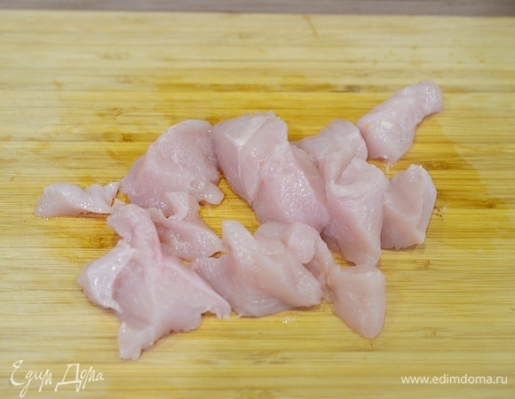 Свинину помойте, нарежьте небольшими кусочками.