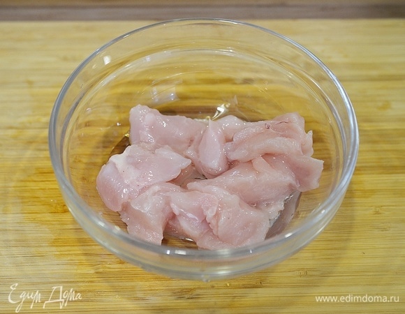 Положите в посуду, пригодную для использования в микроволновой печи, добавьте растительное масло.