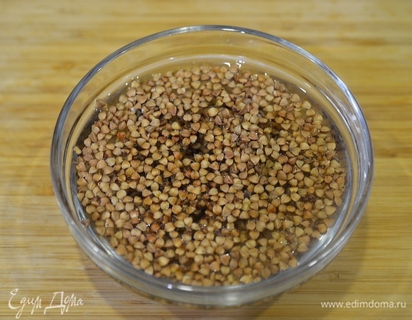 Гречку промойте, добавьте к мясу, залейте водой, посолите. Продолжайте готовить на высокой мощности еще 5 минут до кипения, затем мощность уменьшите до минимума и готовьте еще 10 минут.