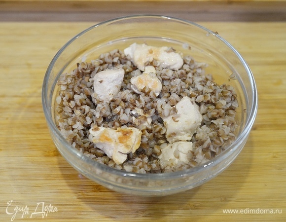 Перемешайте все и подавайте к столу.