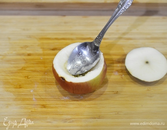 Пока готовится мой основной обед, приготовлю себе заготовку полезного десерта. У блока срежьте верхушку и удалите серединку.