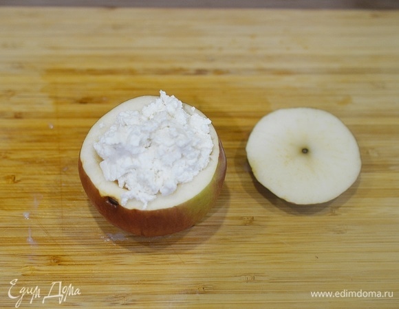 Добавьте сахар, творог.