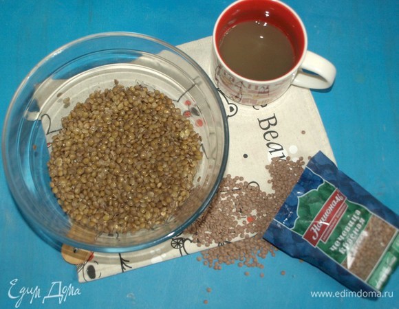 С чечевицы слить воду, промыть и залить чистой холодной водой, добавить соль по вкусу. Варить до готовности. Когда чечевица начнет развариваться, снять с огня. Откинуть на дуршлаг. Жидкость сохранить.