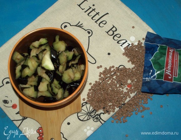 Баклажаны очистить от плодоножки. Нарезать некрупно, посолить и дать постоять 20 минут, чтобы ушла горечь, и баклажаны стали мягче. Баклажаны промыть проточной водой и отжать.