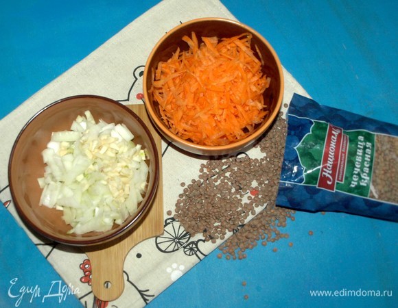 Морковь, чеснок и лук очистить. Морковь трем на крупной терке, чеснок мелко рубим, лук мелко нарезаем.