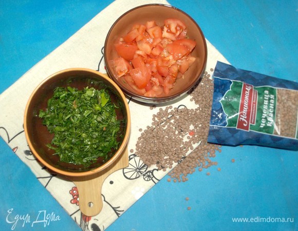 Зелень мелко рубим. Помидоры бланшировать, снять кожицу и мелко нарезать.