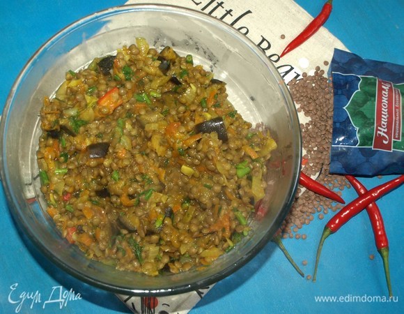 Готовую чечевицу с овощами перекладываем в удобную посуду.