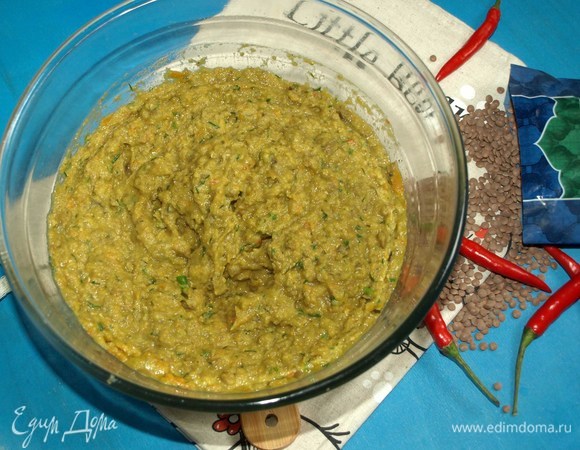 Готовую чечевицу с овощами измельчаем погружным блендером.