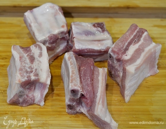 Ребрышки помойте и отделите друг от друга.