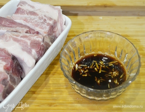 В соевый соус добавьте корицу, сахар и измельченный зубчик чеснока.