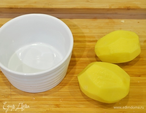 Теперь гарнир. Картофель почистите.