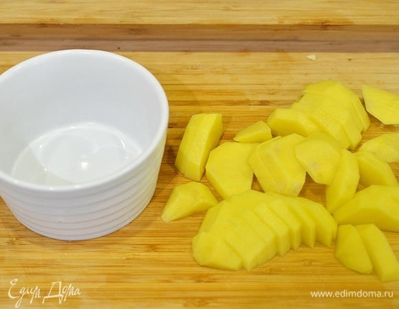 Нарежьте полукружками.