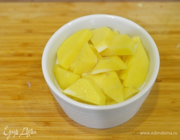 Выложите в посуду, пригодную для использования в микроволновке.