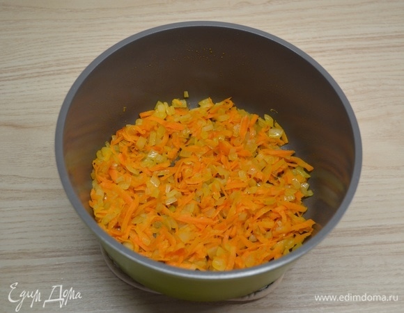 Лук нарезать кубиком, морковь натереть на крупной терке. Обжарить до золотистости.
