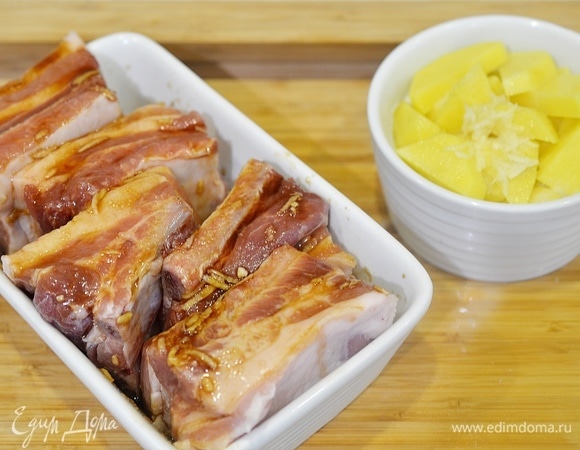 Картофель посолите, добавьте измельченный зубчик чеснока.