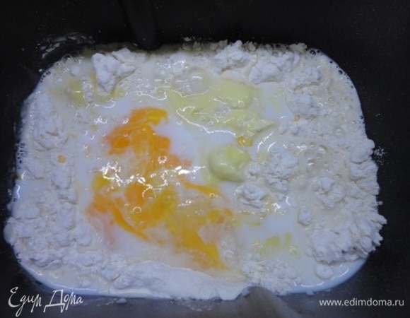 Муку просеять и смешать с солью и сахаром. Высыпать в форму для выпечки. Добавить мягкое масло и яйцо. Залить водой и молоком. Дрожжи засыпать в дозатор. Если будете готовить без использования хлебопечи, то можете взять свежие дрожжи — 20 г. Руками тесто надо вымешивать 10–15 минут. И оставить для подъема в два раза.