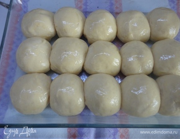 Подошедшие булочки смазываем растопленным сливочным маслом и выпекаем 35–40 минут при температуре 190°C.