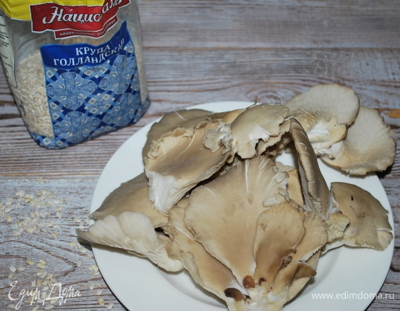 Грибы нарежьте (у меня вешенки).