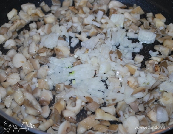 Обжарьте на растительном масле грибы и репчатый лук.