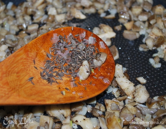 Добавьте свои любимые специи (я добавила черный свежемолотый перец и зиру).