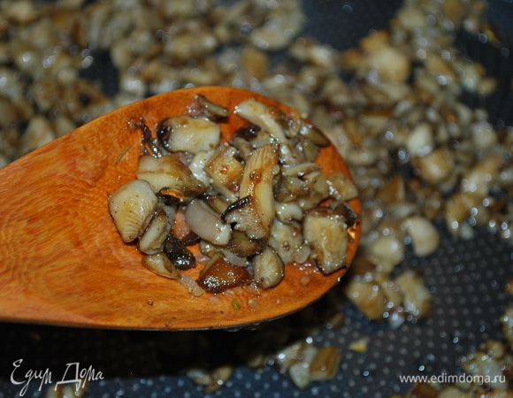 Обжарьте все вместе примерно 7–8 минут, посолите по вкусу (появится очень аппетитный аромат специй и грибов).