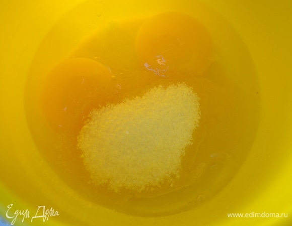 В миске взбить яйца с сахаром, добавить молоко (комнатной температуры), растительное масло.