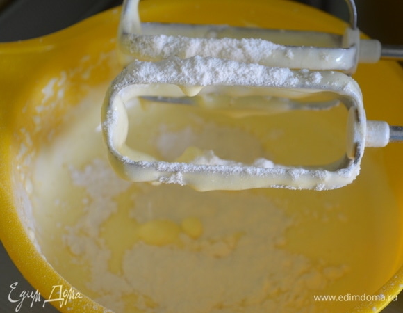 Всыпать муку, разрыхлитель.