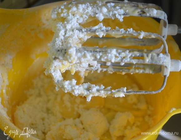 Добавить творог, все тщательно перемешать. Готовое тесто разложить по формочкам на 2/3 высоты и выпекать 20–25 мин при температуре 200°C.