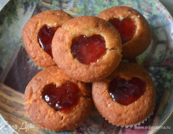 Выемкой в форме сердца сделать углубление, заполнить джемом ТМ «МахеевЪ».