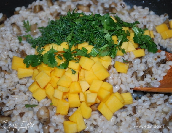 Добавьте тыкву (нарезанную кубиками) и зелень. Перемешайте, отрегулируйте соль.