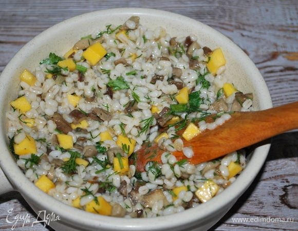 В форму, где будете запекать, переложите крупу с грибами и тыквой. Налейте овощной бульон или воду.