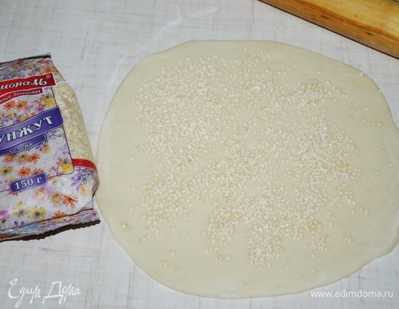 У меня было пресное тесто, я его раскатала, смазала растительным маслом и посыпала кунжутом ТМ «Националь».
