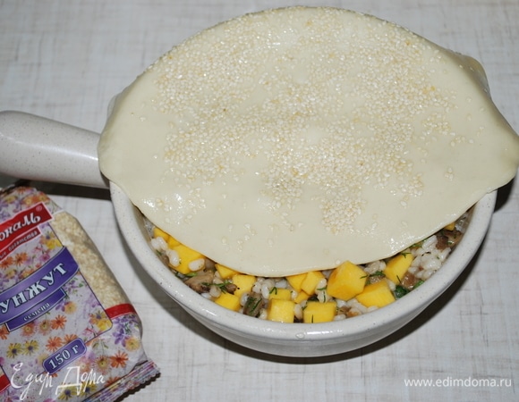 Закрыла тестом в виде крышки форму и поставила блюдо запекаться в духовку.